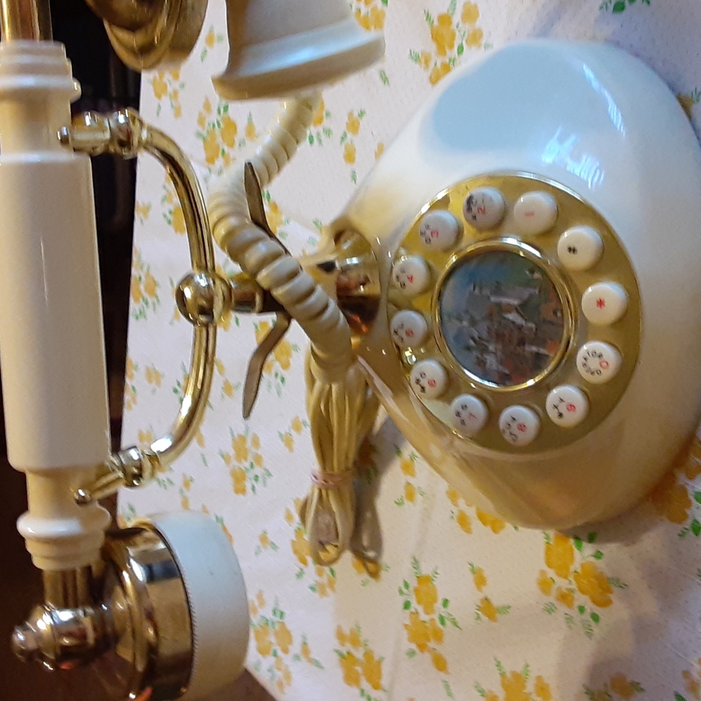 VINTAGE ANTIQUE PHONE.